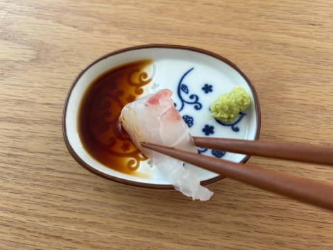 減塩にもおすすめ！セリア「ななめ醤油皿」は片側にしょうゆが溜まって便利♪