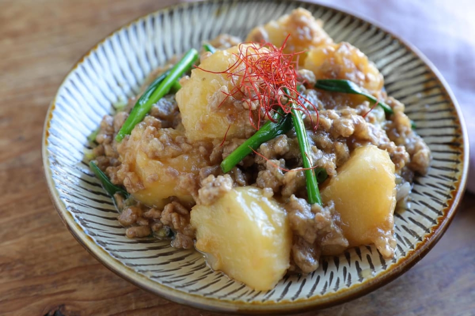 旨味をすい込んでいておいしい!「ひき肉×じゃがいも」のレシピ