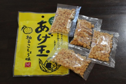 これはハマる！カルディ「あげ玉柚子こしょう味」がおにぎりやそばに合う♪