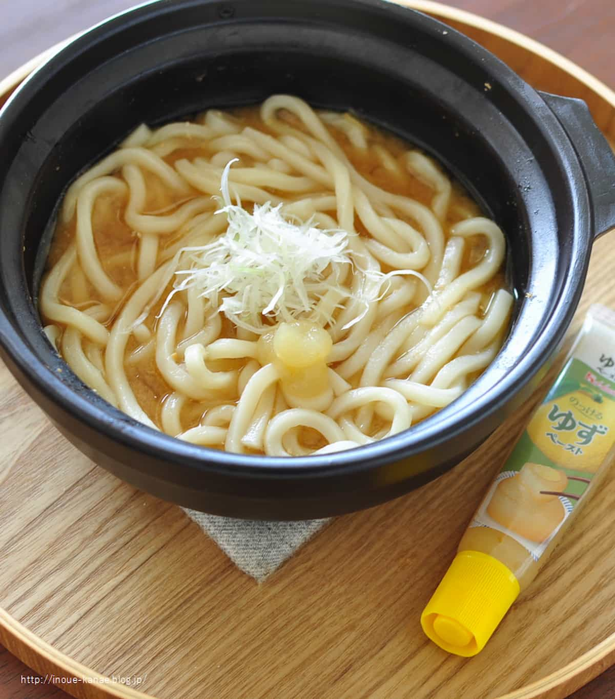 かな姐さんのレンジで一人鍋！「鮭のみそ鍋」レシピ しめのうどん