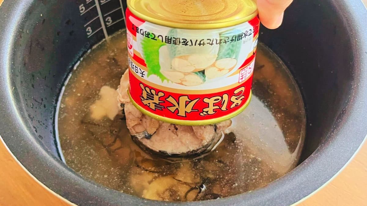 サバ缶と塩昆布の炊き込みご飯