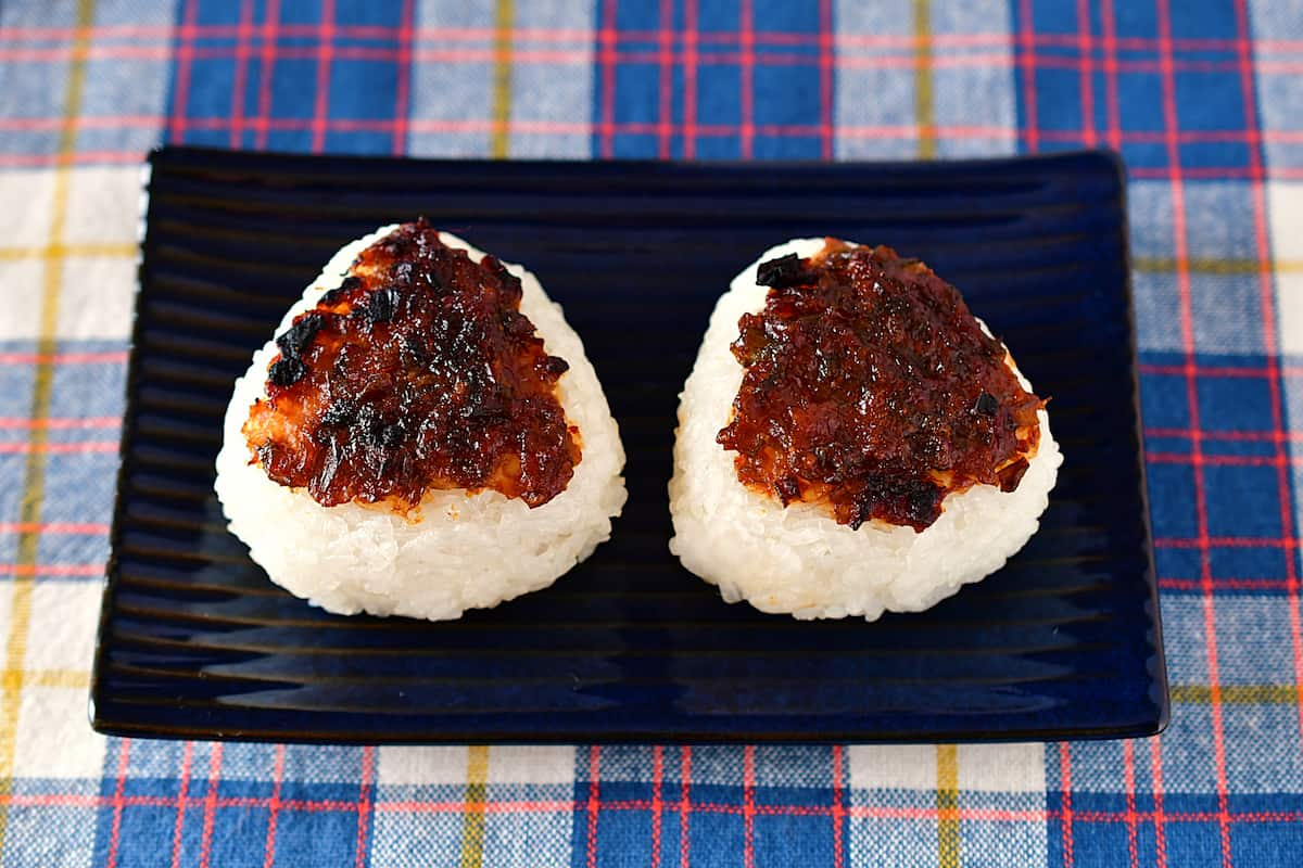 ねぎ味噌を使った焼きおにぎり