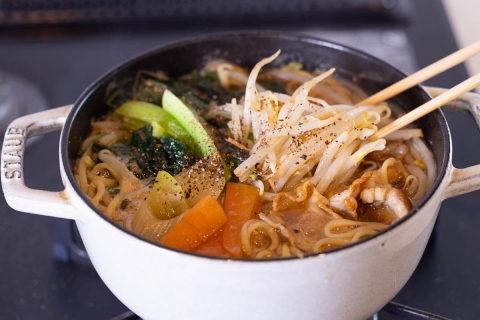 インスタント麺とは思えない満足感♪10分で作れる「具だくさん煮込みラーメン」