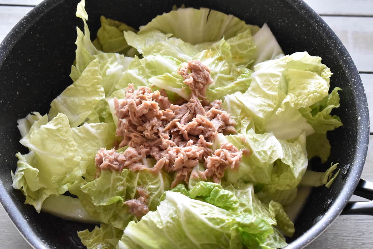 フライパンに材料を入れる(白菜とツナの蒸し煮)