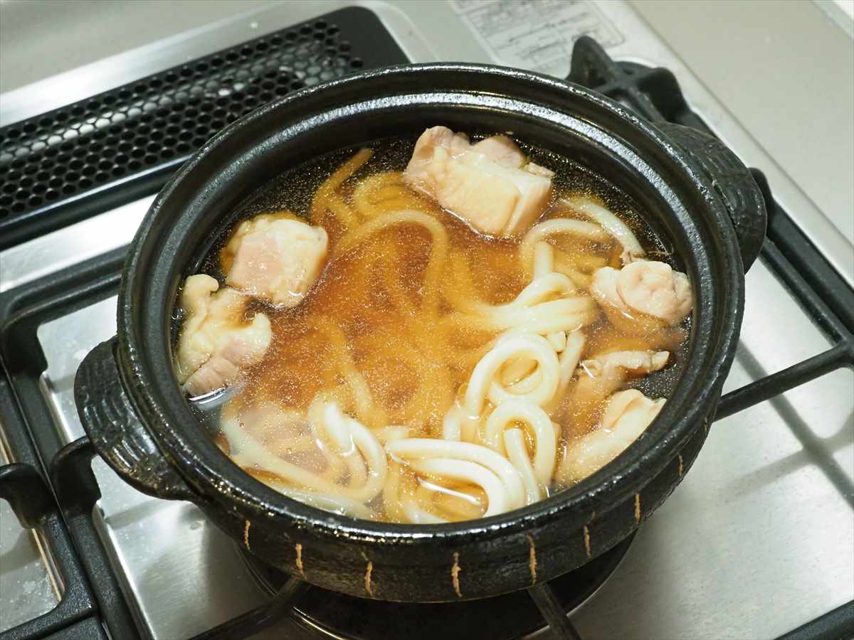 もやしたっぷり鶏鍋焼きうどん、山盛りもやしで大盛り！おなかいっぱいになるレシピ