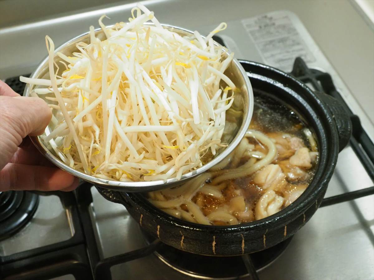 もやしたっぷり鶏鍋焼きうどん、山盛りもやしで大盛り！おなかいっぱいになるレシピ