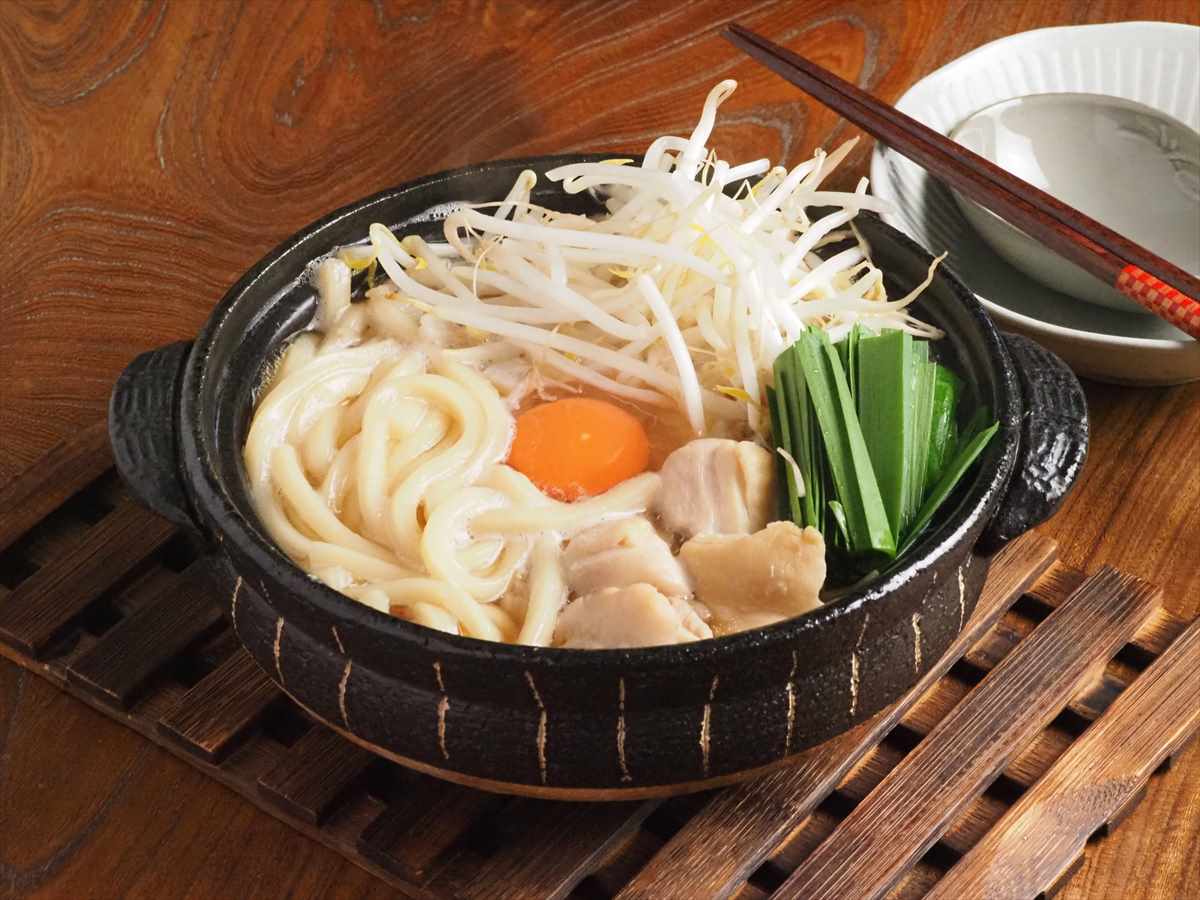 もやしたっぷり鶏鍋焼きうどん、山盛りもやしで大盛り！おなかいっぱいになるレシピ