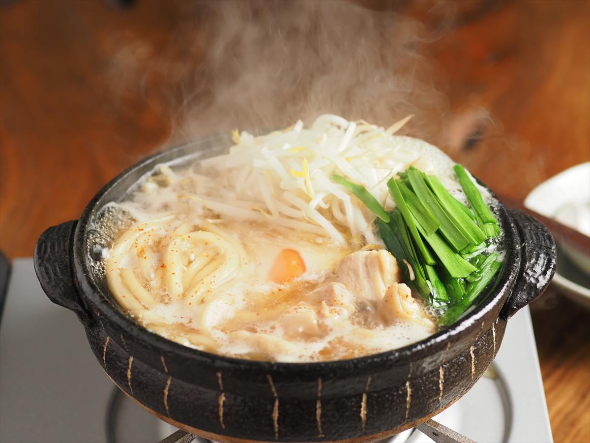 もやしたっぷり鶏鍋焼きうどん、山盛りもやしで大盛り！おなかいっぱいになるレシピ