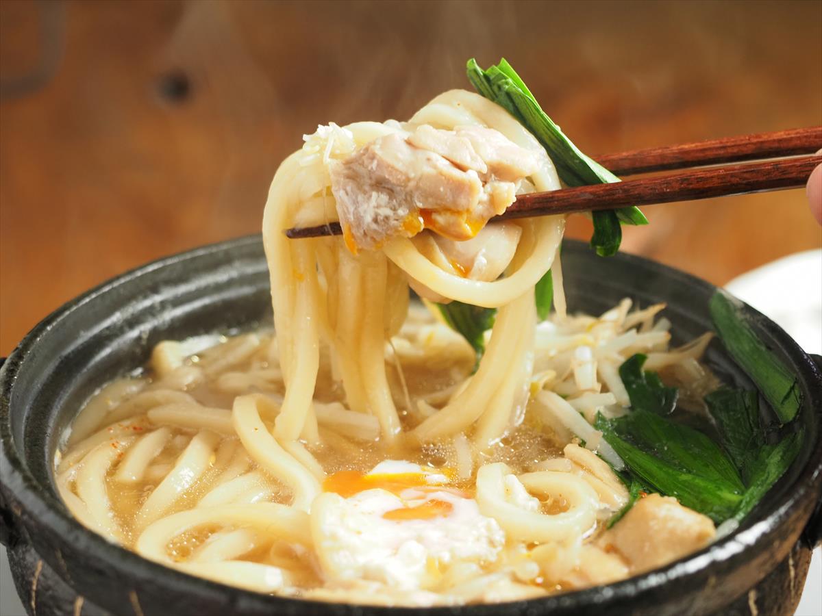 もやしたっぷり鶏鍋焼きうどん、山盛りもやしで大盛り！おなかいっぱいになるレシピ