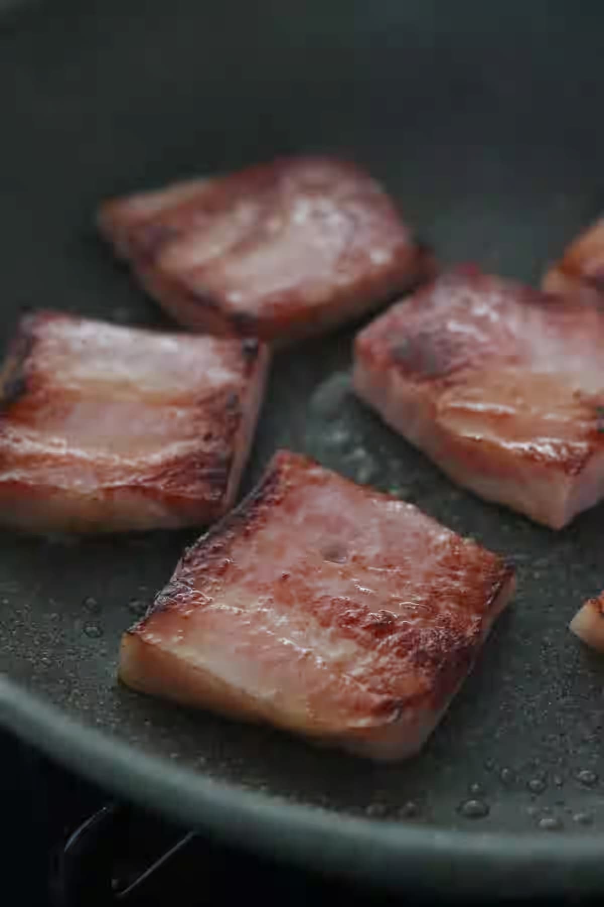 危険なおいしさ！お酒泥棒の「厚切りベーコンのガーリックオイル焼き