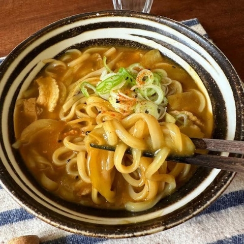 豚バラ肉でコク旨に♪おうちで作れる「カレーうどん」レシピ