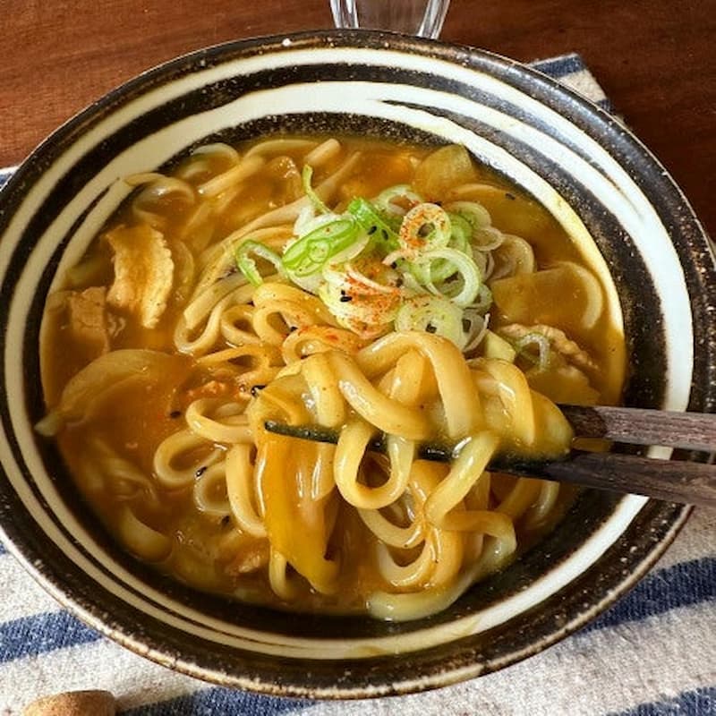 豚バラ肉でコク旨に♪おうちで作れる「カレーうどん」レシピ