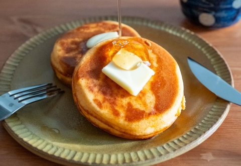 10分で完成！混ぜて焼くだけ！カリッふわっもちっ食感が最高な「米粉ホットケーキ」