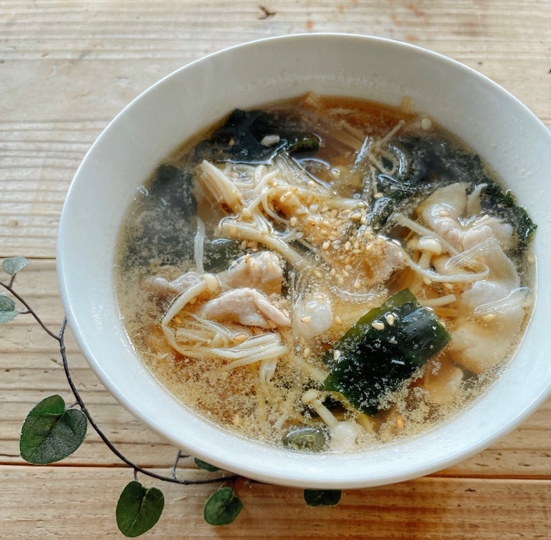 冷蔵庫にあるもので♪つるんとおいしい「春雨×わかめ」スープ