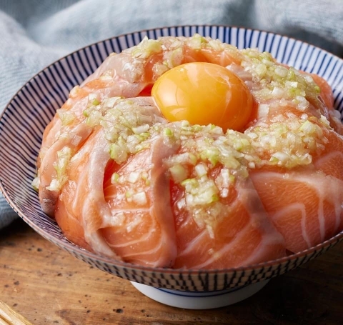 子どもから大人まで喜ぶ♪「サーモン丼」レシピ5選