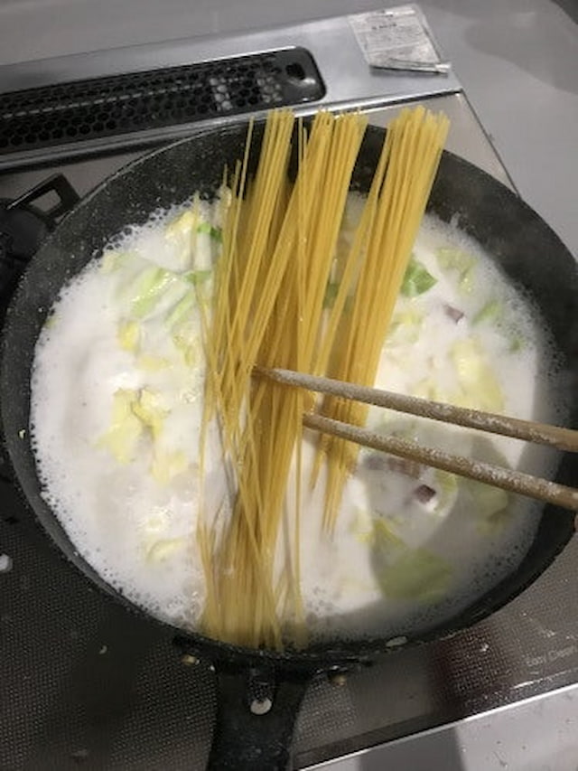 山本ゆりさんの「春キャベツの味噌チーズクリームスパゲティ」レシピ