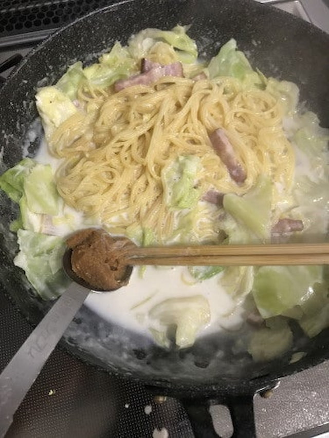 山本ゆりさんの「春キャベツの味噌チーズクリームスパゲティ」レシピ