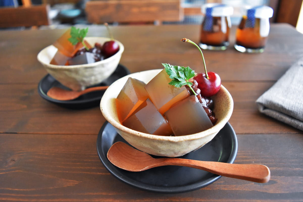 さっぱりぷるん♪「ほうじ茶寒天あんみつ」レシピ