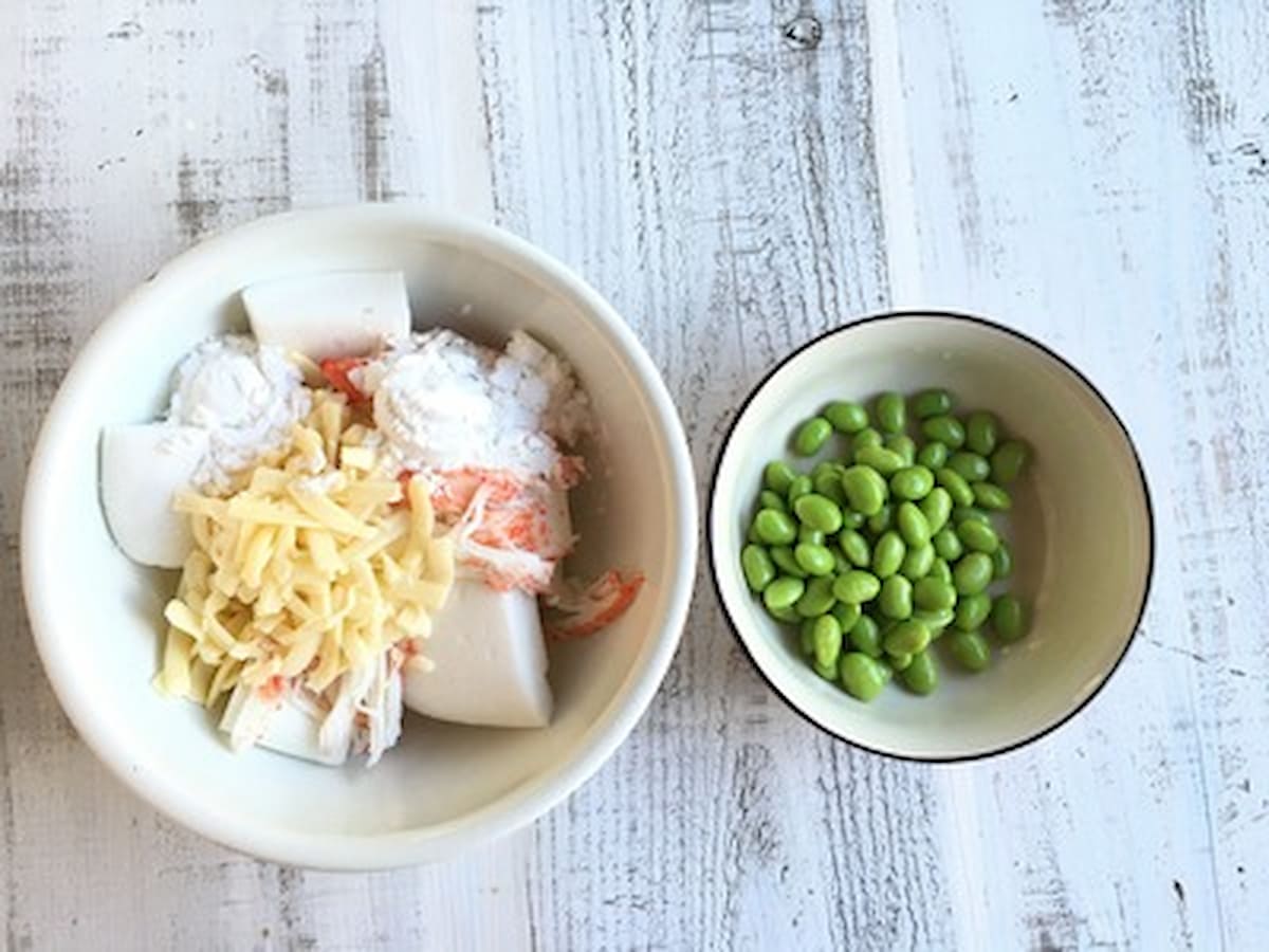 松本ゆうみ（ゆーママ）さんの「枝豆とカニカマのはんぺんチーズだんご」工程1