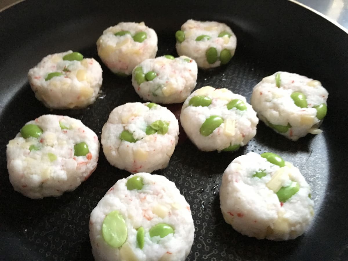 松本ゆうみ（ゆーママ）さんの「枝豆とカニカマのはんぺんチーズだんご」工程3