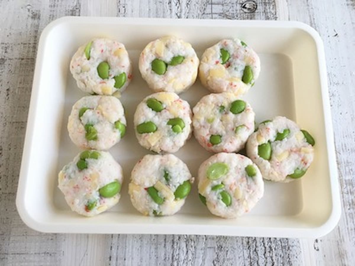 松本ゆうみ（ゆーママ）さんの「枝豆とカニカマのはんぺんチーズだんご」工程2b
