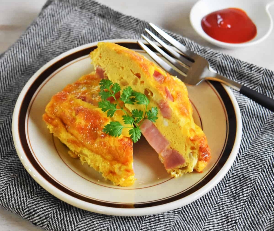 冷凍保存できる♪「ベーコンと玉ねぎのふわふわカレーキッシュ」レシピ