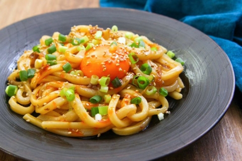 忙しい日のおひとりさまランチに♪電子レンジで作れる「ラー油うどん」