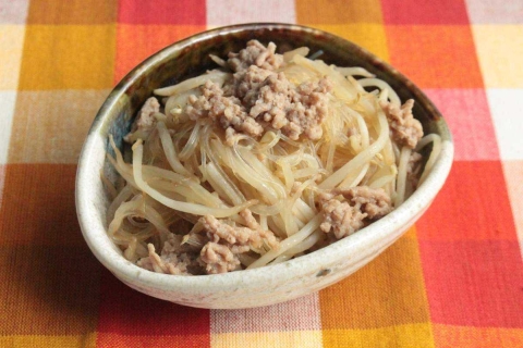 レンジで簡単！包丁不要の節約おかず「もやしとひき肉の春雨煮」