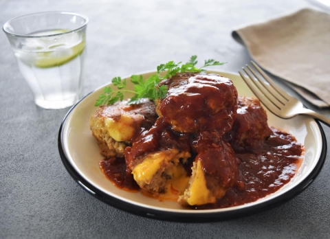 パン粉＆牛乳不要！「チーズinきのこカレーハンバーグ」レシピ
