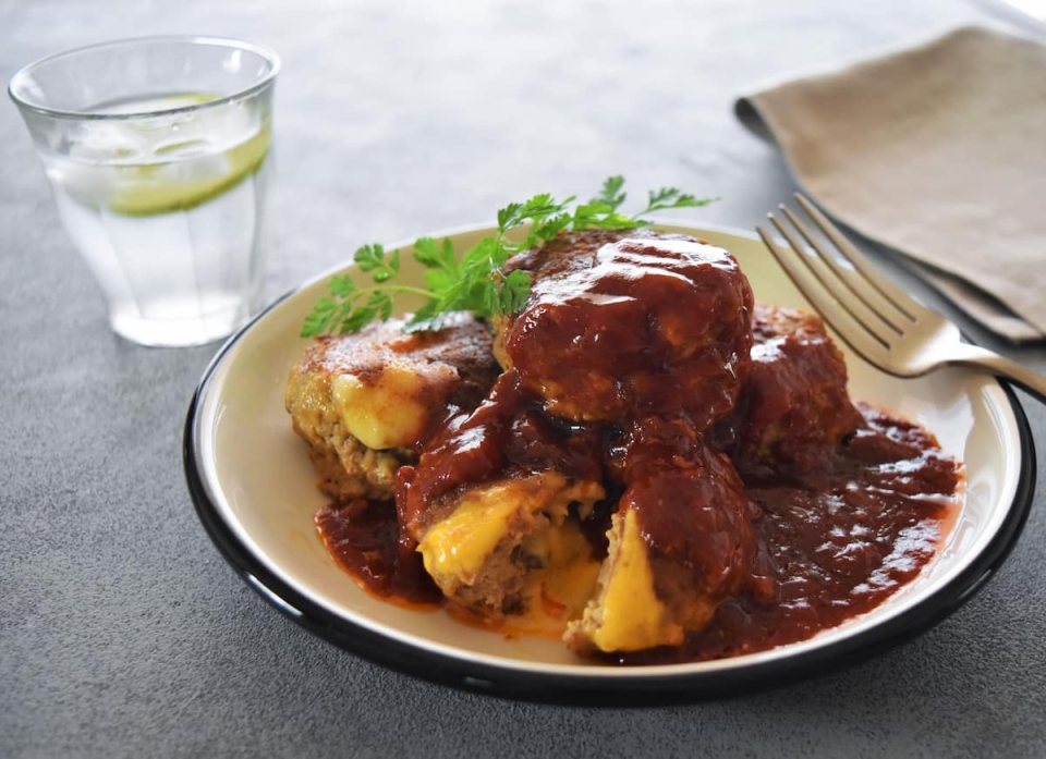 パン粉&牛乳不要!「チーズinきのこカレーハンバーグ」レシピ