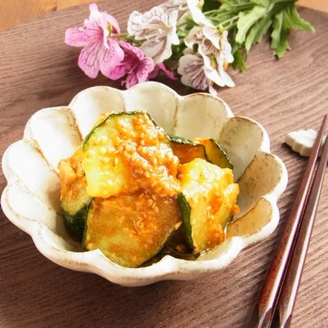 蒸し焼きでとろとろ食感♪夏に食べたい「みそごまズッキーニ」