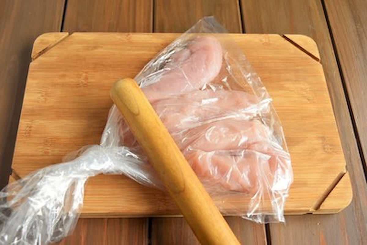 松本ゆうみ（ゆーママ）さんの「やわらかチキンロールの照り照り焼き」レシピ 工程写真02
