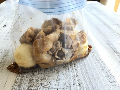ゆでて漬けるだけ！保存袋で簡単「豚こま肉でさっぱり角煮風」の作り方