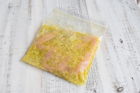 下味冷凍した鶏むね肉で！「柚子こしょう風味の焦がしねぎ塩チキン」レシピ