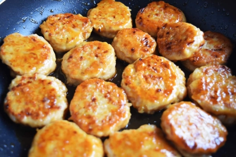 冷凍もOK！もやしでかさ増し＆シャキシャキ食感の「みそもやしつくね」