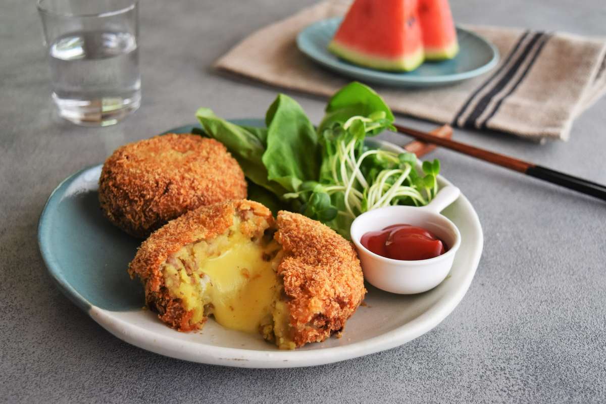 チーズinソースカレーコロッケ
