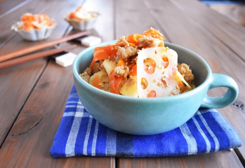 10分で完成！鶏そぼろ入り「にんじんとれんこんのきんぴら」がお弁当に◎
