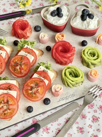 じつはとっても簡単！スライスしてくるっと巻くだけ「フルーツのバラ」作り方