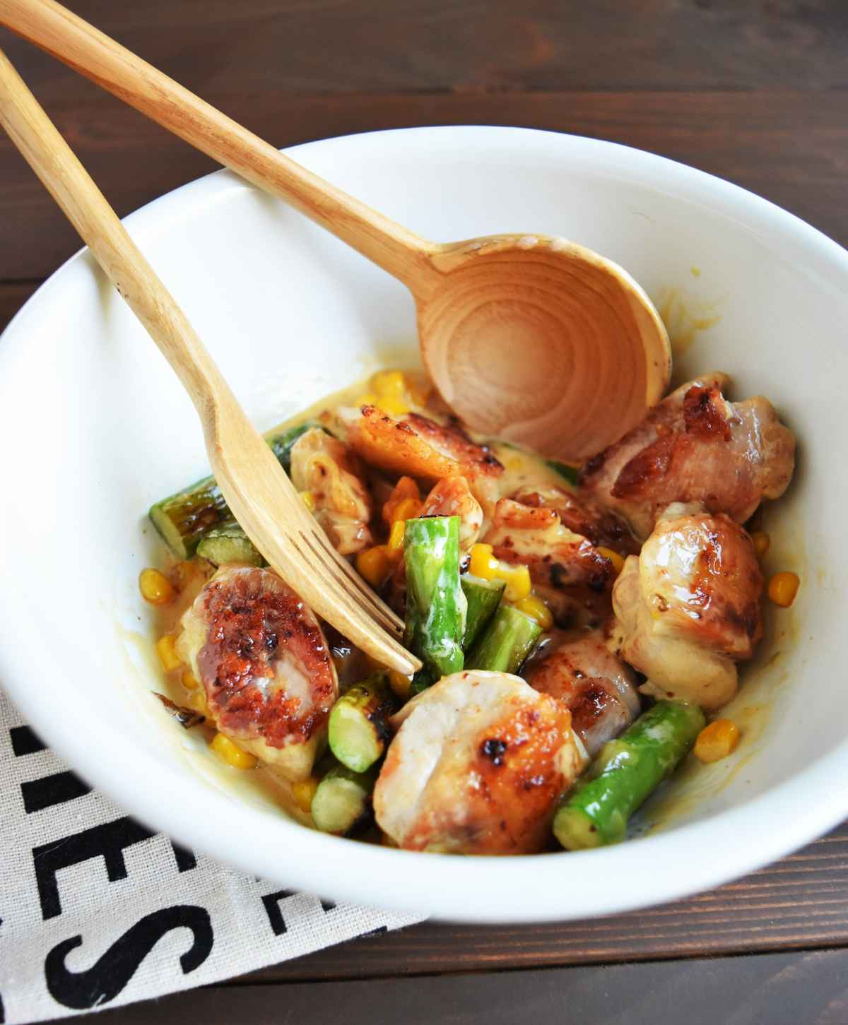 「鶏肉と焼きとうもろこしのわさびマヨポンだれ」レシピ