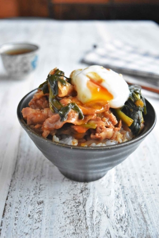 【フライパンひとつ】ねぎたっぷり♪簡単「みそ豚丼」レシピ