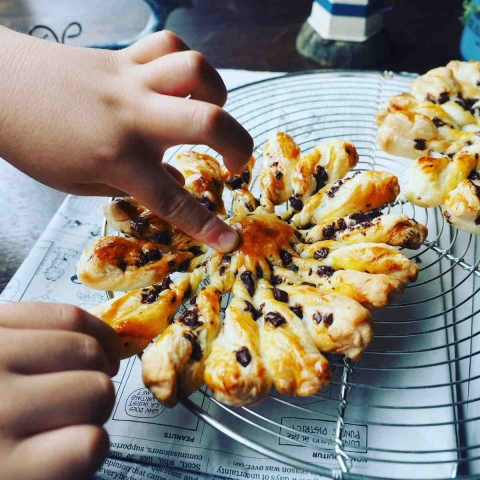 ねじねじ＆ちぎって楽しい～♪サクサク「ちぎりチョコパイ」の作り方