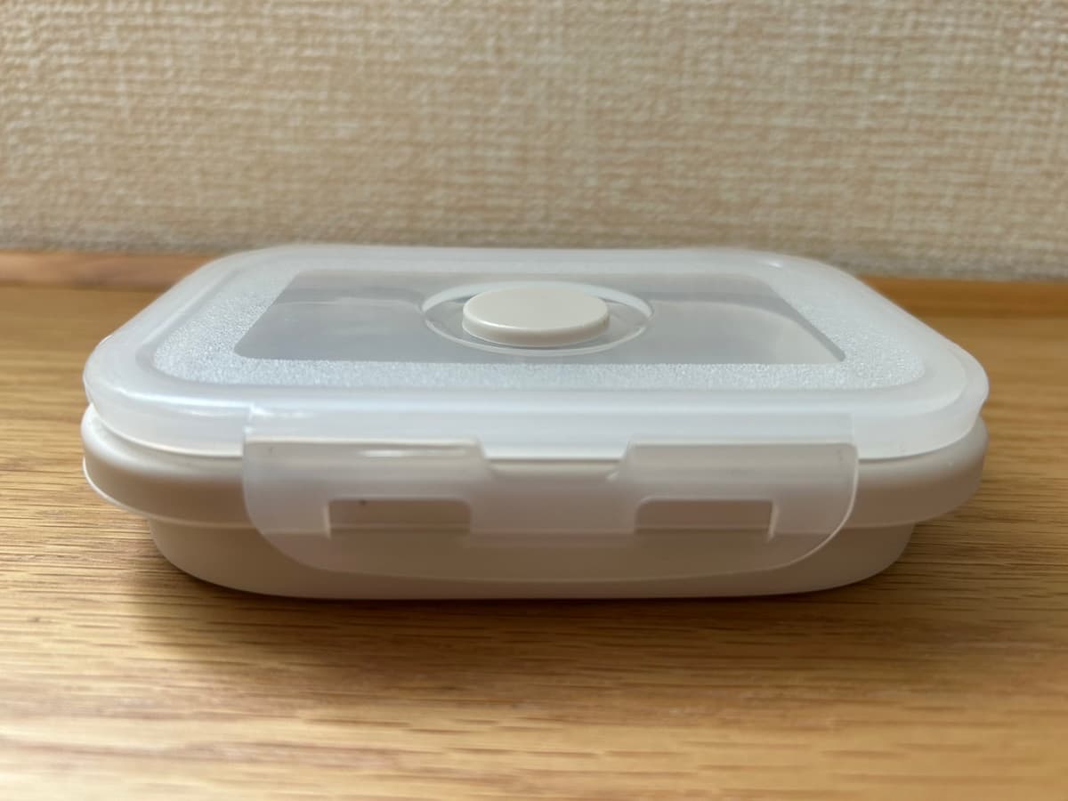 厚さがほぼ半分に！ぺちゃんこに折りたためるキャンドゥ「シリコン保存容器」が便利♪