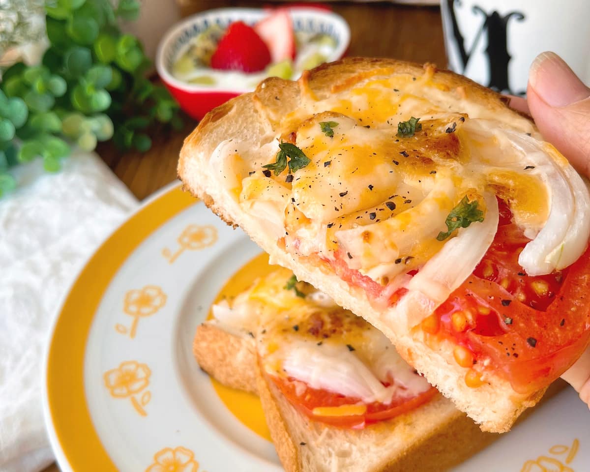 みそマヨで香ばしコクうま！「新玉ねぎとトマトのチーズトースト」