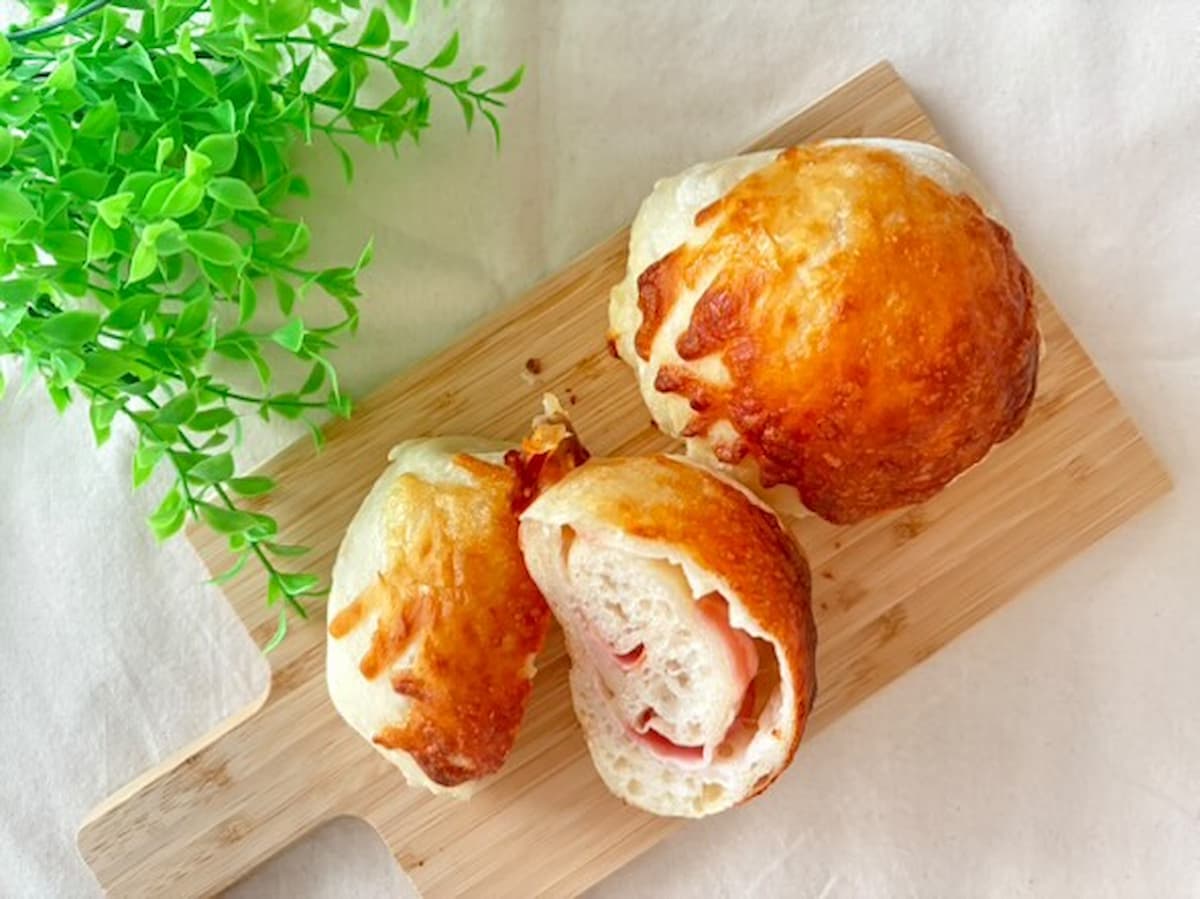 のび～るチーズが最高！家族から人気の「ベーコンチーズロールパン」レシピ