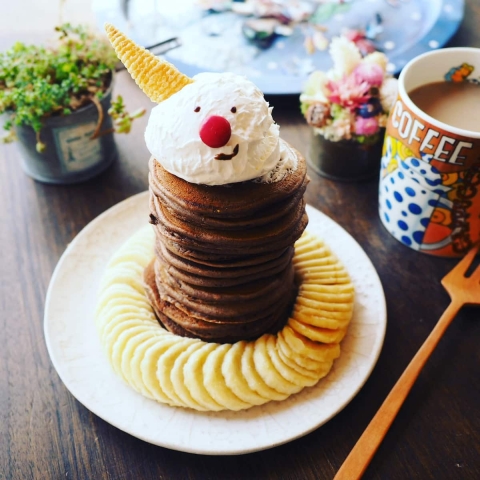 積み上げるのも楽しい♪「スノーマンチョコチップパンケーキ」の作り方