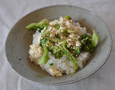 家にある食材で！パパッと作れて栄養ばっちりな「ブロッコリー丼」