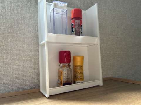 積み重ねOK！キャンドゥ「ミニボトルスタンド」ですっきり収納♪