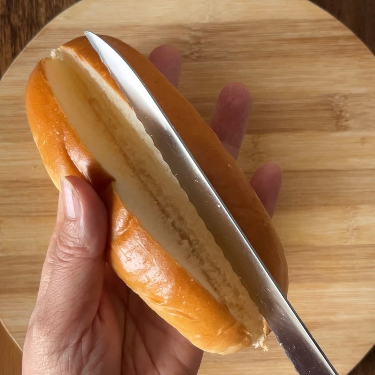ロールパンに切り込みを入れる