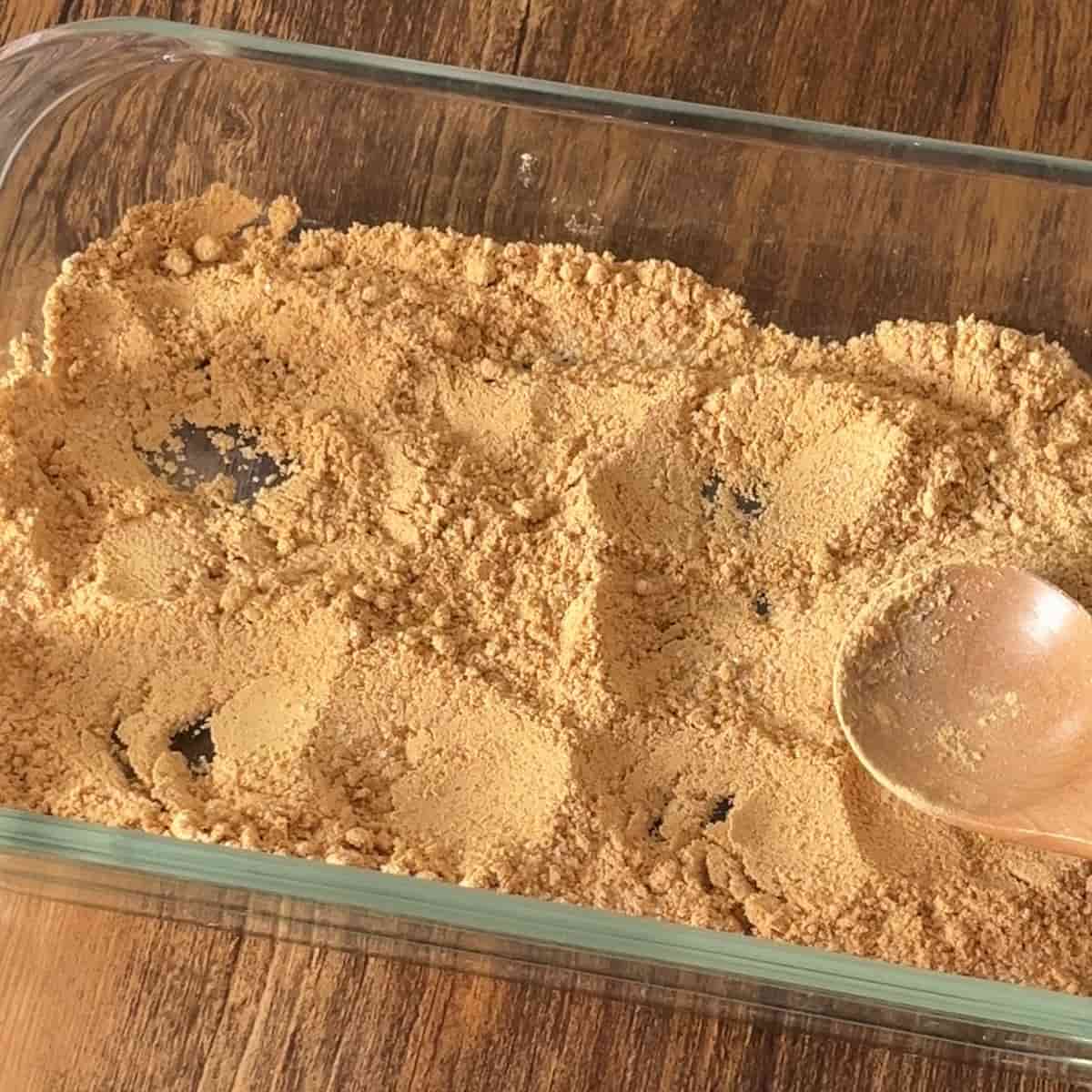 グラニュー糖ときなこを混ぜ合わせる