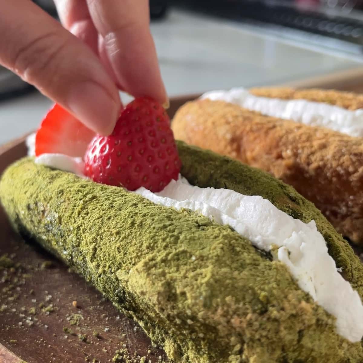 ホイップをサンドしいちごをのせる